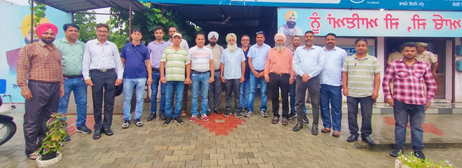 पुरानी पेंशन बहाली संघर्ष कमेटी यूनिट गढ़शंकर व माहिलपुर के कर्मचारियों द्वारा डिप्टी स्पीकर को दिया गया मांग पत्र